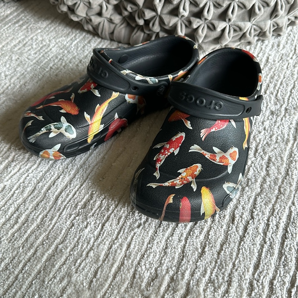 Women’s FISH CROCS like NEW!!!!!!! Size women’s 8 •